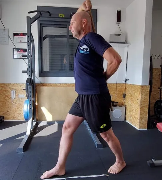 ניקיטה חומנקו מבצע אבחון תנועה למתאמן בסטודיו בראשון לציון